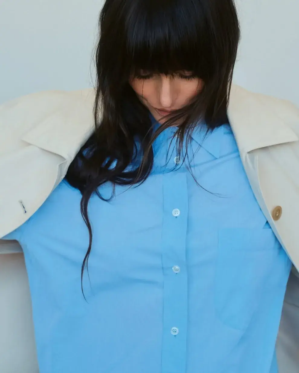 Clásico, atemporal y canchero: el look 'power dressing' de Dakota Johnson para la tapa de Vogue