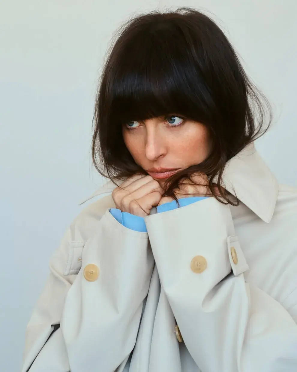 Clásico, atemporal y canchero: el look 'power dressing' de Dakota Johnson para la tapa de Vogue