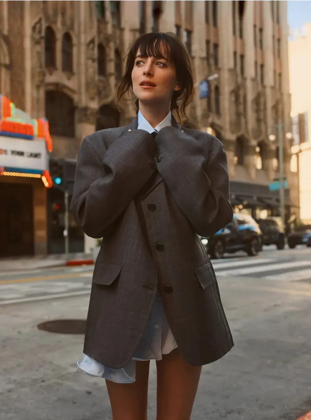 Clásico, atemporal y canchero: el look 'power dressing' de Dakota Johnson para la tapa de Vogue