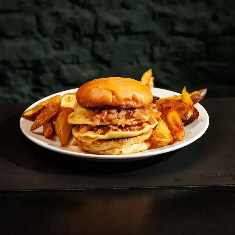 En la esquina de Godoy Cruz 1729 nació uno de los platos más polémicos (y virales) del año: la hamburguesa de sorrentino.
