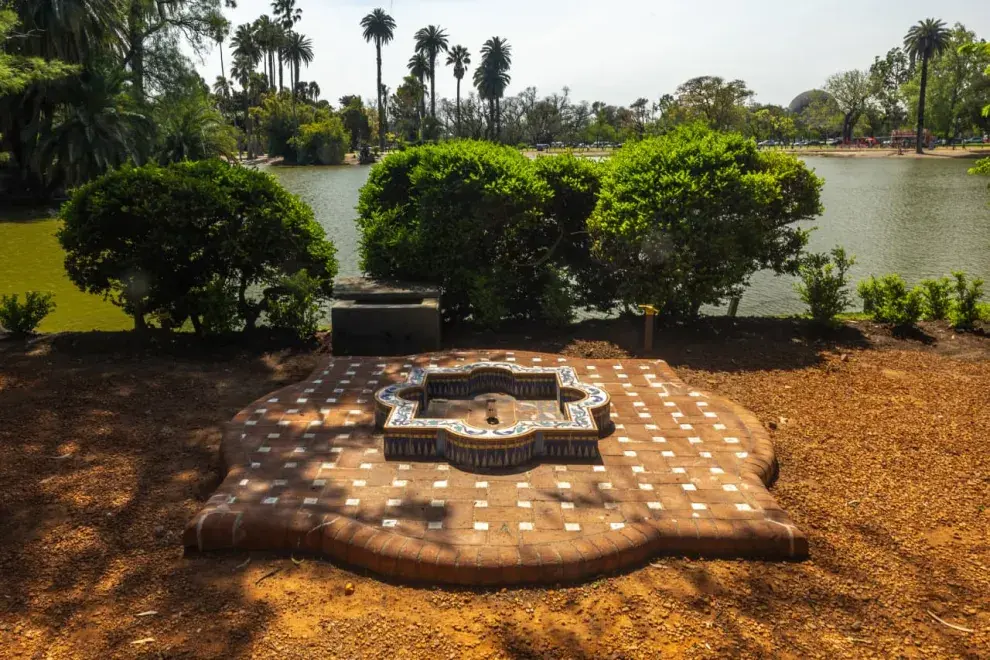 De acuerdo con las crónicas de la época, en marzo de 1926 arribó al puerto de Buenos Aires el buque Mont Genèvre cargado con el primer envío de materiales destinados a la construcción del patio