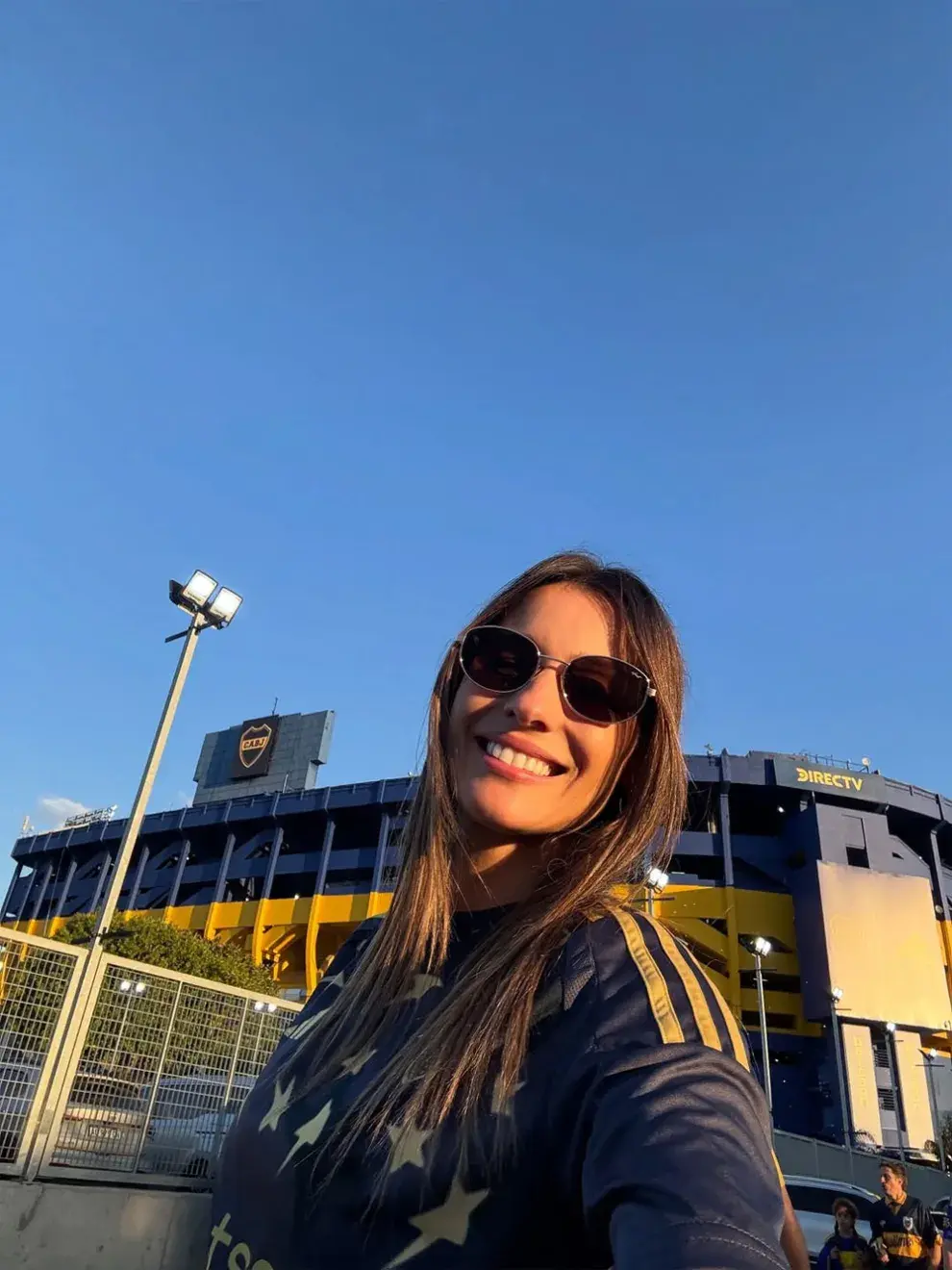 Pampita se despidió del estadio con la satisfacción de haber vivido una tarde auténtica, donde el fútbol, los colores y la familia se combinaron en un mismo momento.