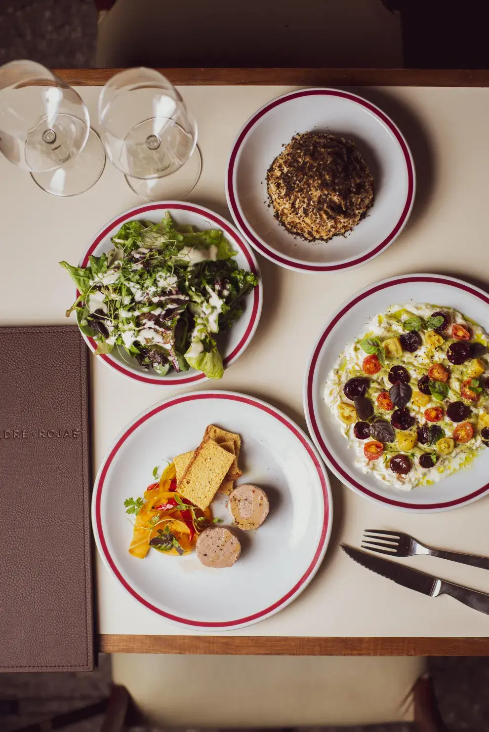 Dua Lipa en Argentina: cuánto cuesta cenar en el restaurante de Villa Crespo que eligió para comer con su familia