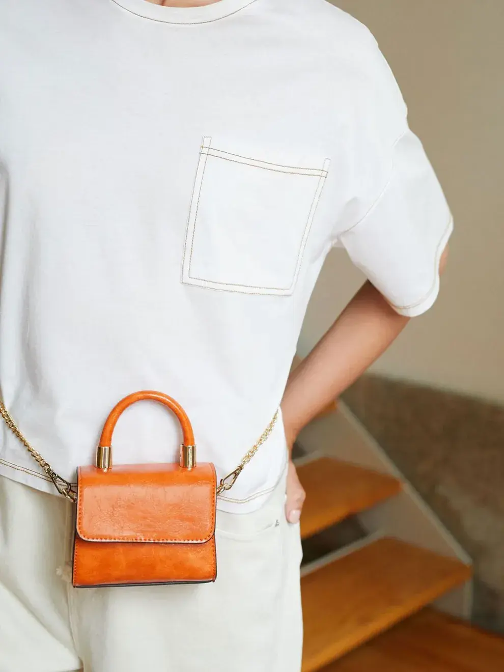 Optá por materiales que transmitan calidad: cuero suave, lona texturada, acabados minimalistas.