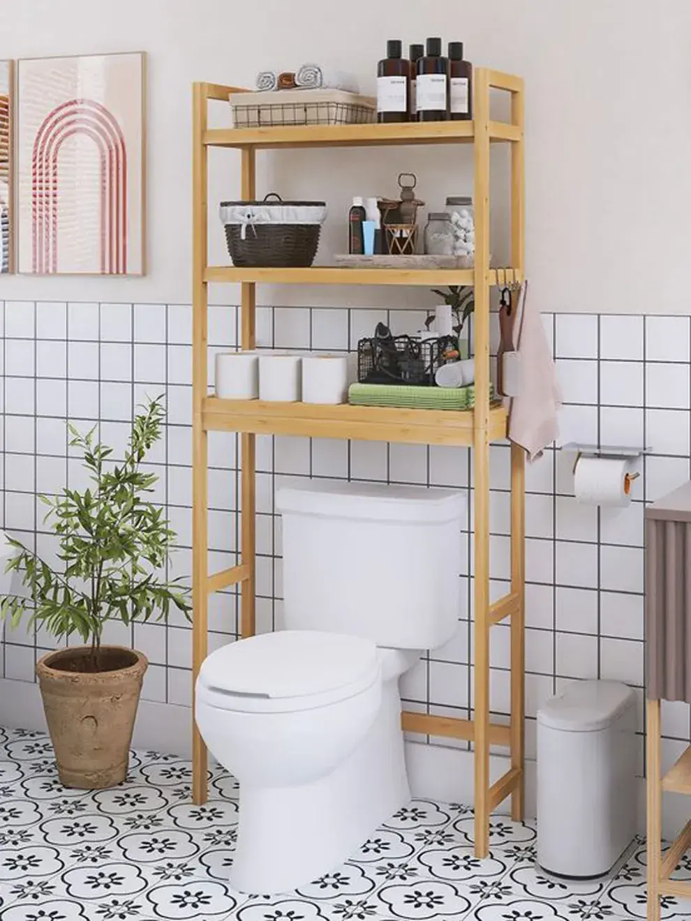 Las estanterías abiertas que llegan hasta el techo permiten guardar toallas limpias y productos de higiene de forma ordenada y estética.