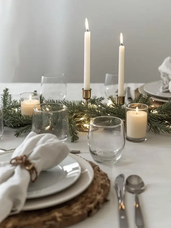 Ni mantel estampado ni adornos recargados: la nueva tendencia que transforma la mesa de Navidad