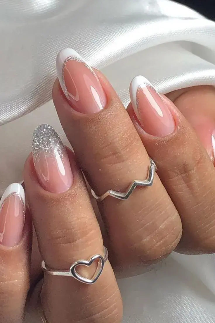 Clásicas y elegantes: 7 diseños de francesitas con brillo perfectas para fin de año