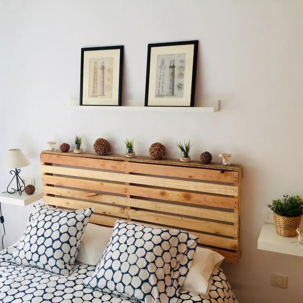Por último, una idea con pallets en el que también se transforma en estante