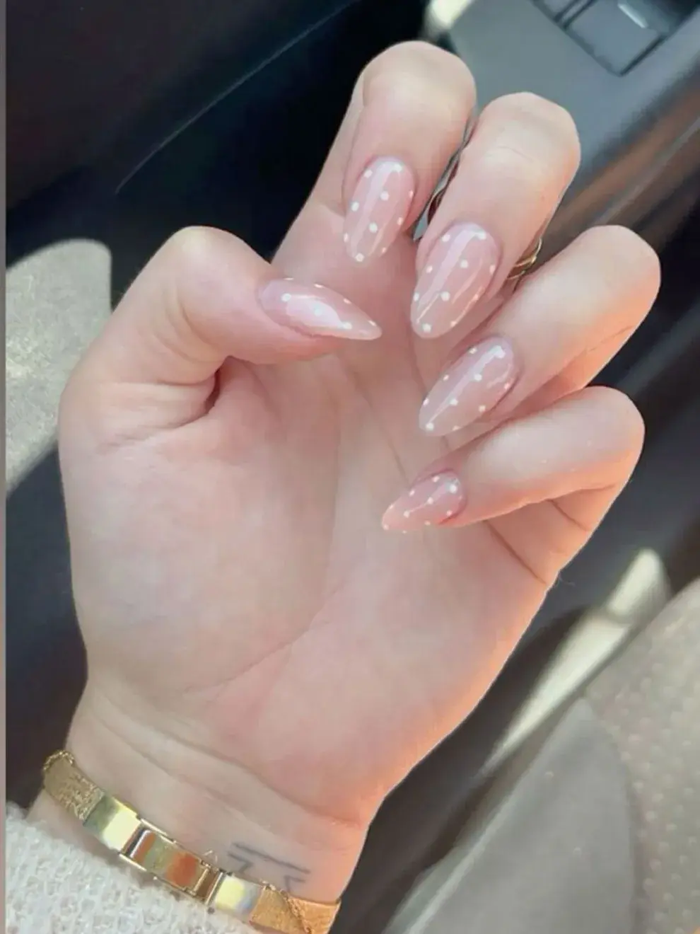 Uñas con detalles de polka dots, otra propuesta ideal