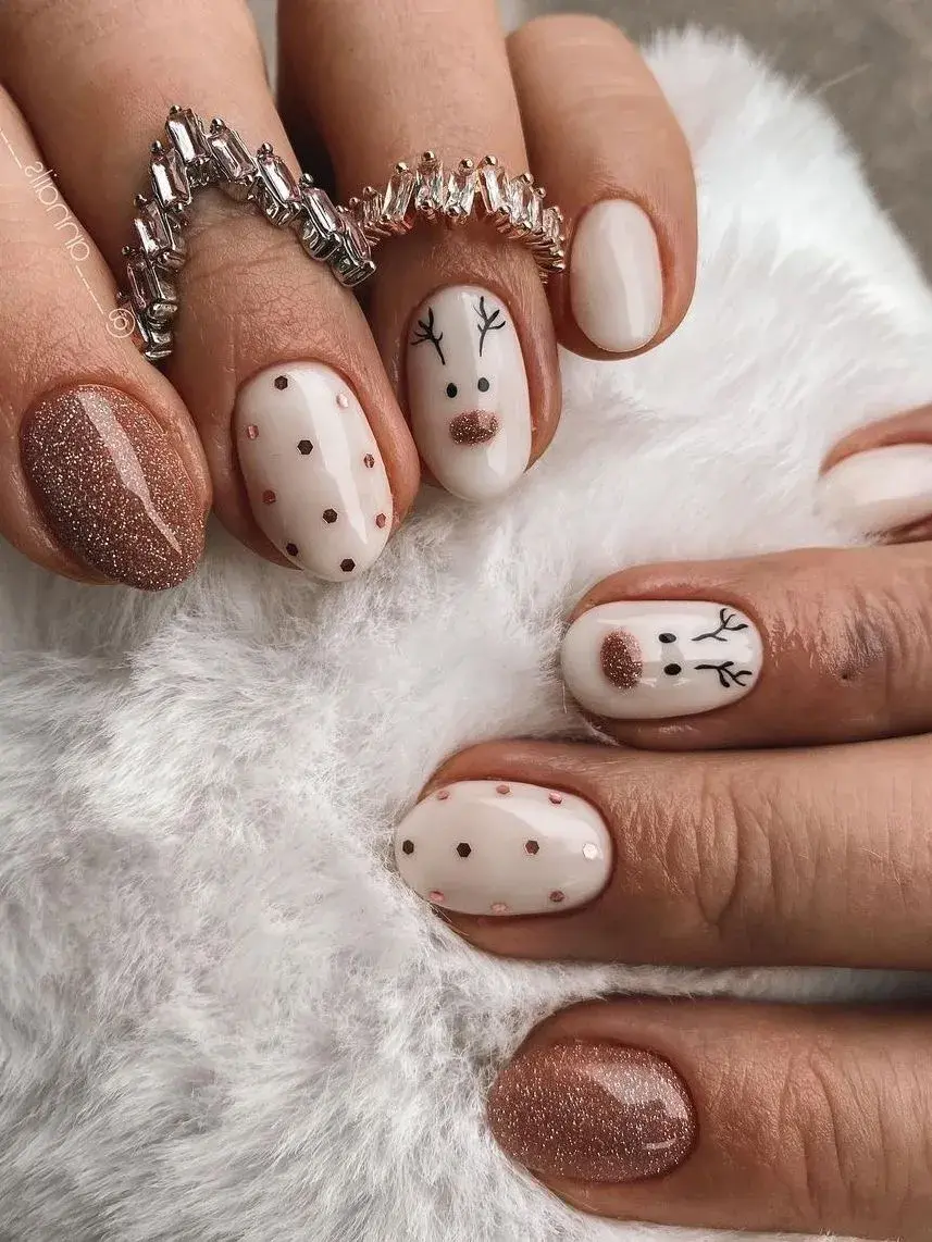 Uñas navideñas: 14 diseños tendencia para usar en diciembre 2025