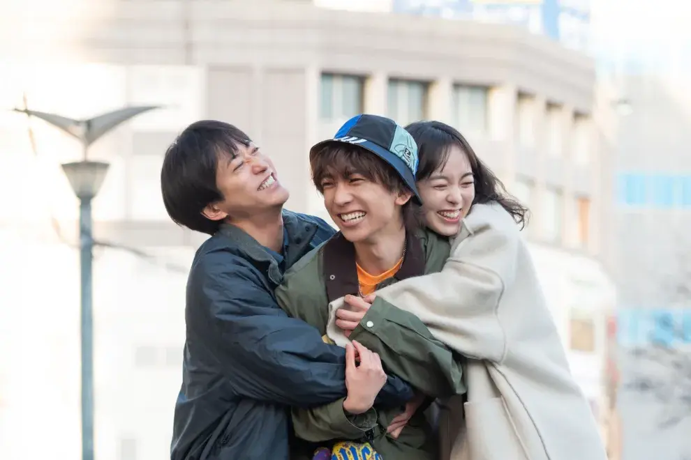 Matrimonio de tres es un dramedy romántico.