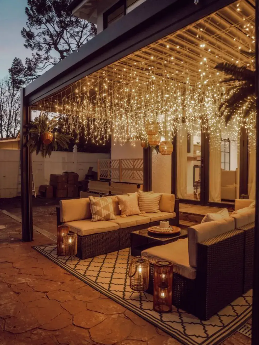 Al caer el sol, la luz se vuelve protagonista. Podés usar guirnaldas, faroles o lámparas de pie para generar una atmósfera cálida y envolvente.