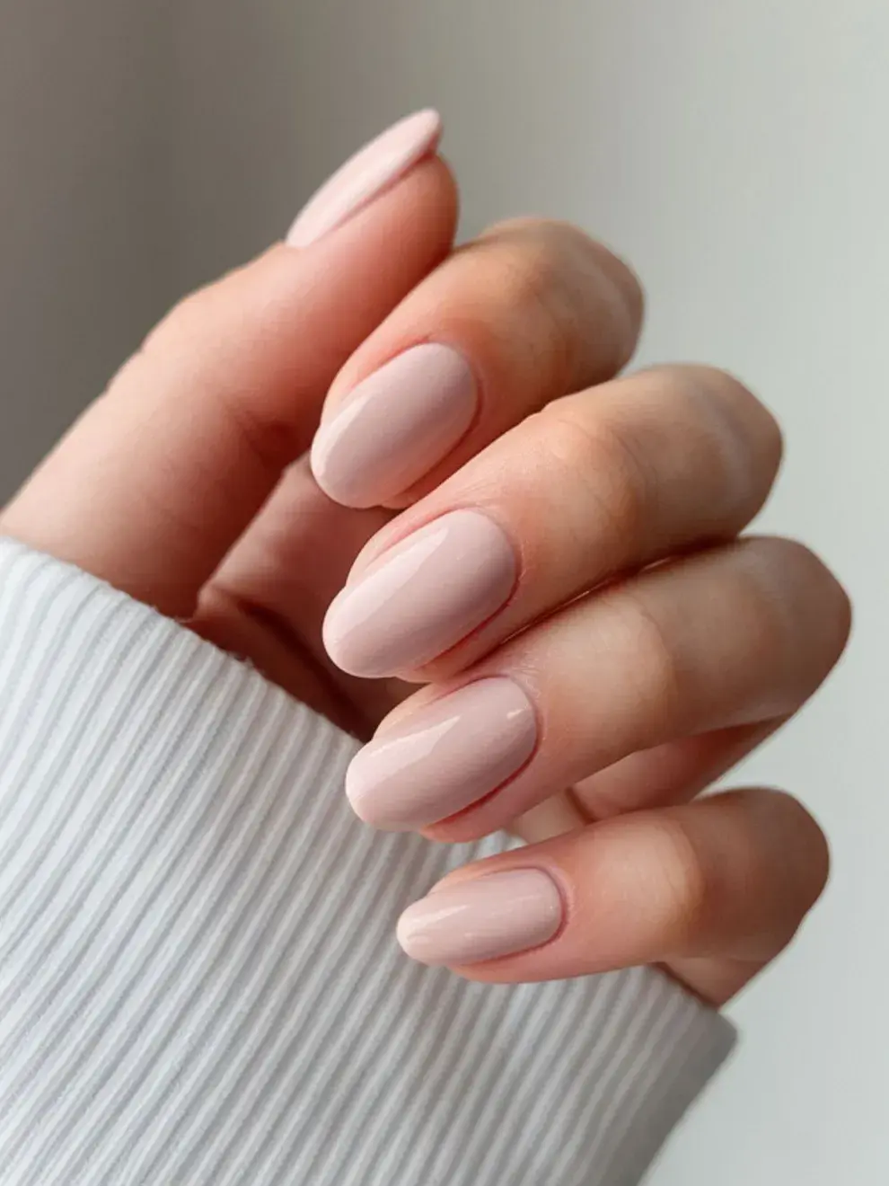 Uñas naturales clásicas con un toque de color para un look elegante