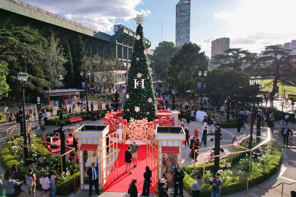 La instalación inmersiva recrea un universo inspirado en la temporada invernal, con copos de nieve, efectos de frío y detalles que transportan a los visitantes al Herrera Winterland,