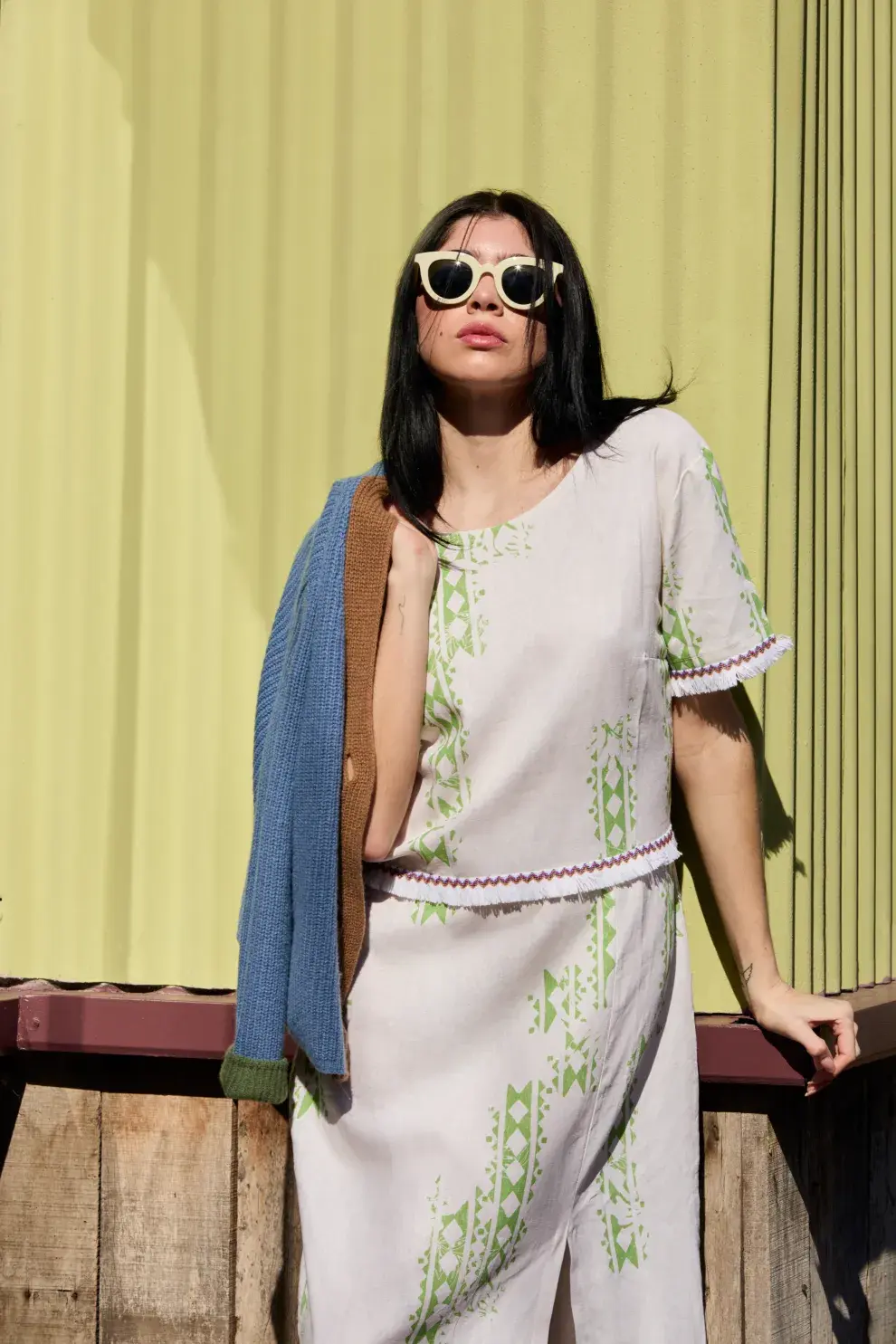  VESTIDO, CÁRDIGAN CORTO (ANUSHKA ELLIOT), ANTEOJOS (MINA CONCEPT).