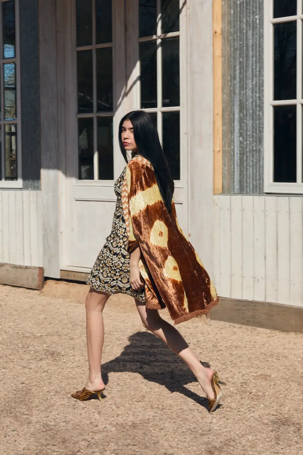  74 • O H L A L Á ! VESTIDO Y PONCHO (ANUSHKA ELLIOT), ZUECOS (PULI.D SHOES).