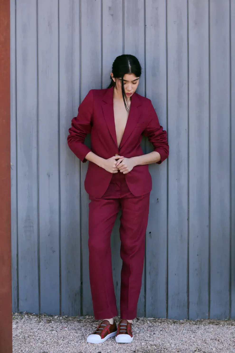 BLAZER Y PANTALÓN (BLUE SHEEP), ZAPATILLAS (FISKYN).