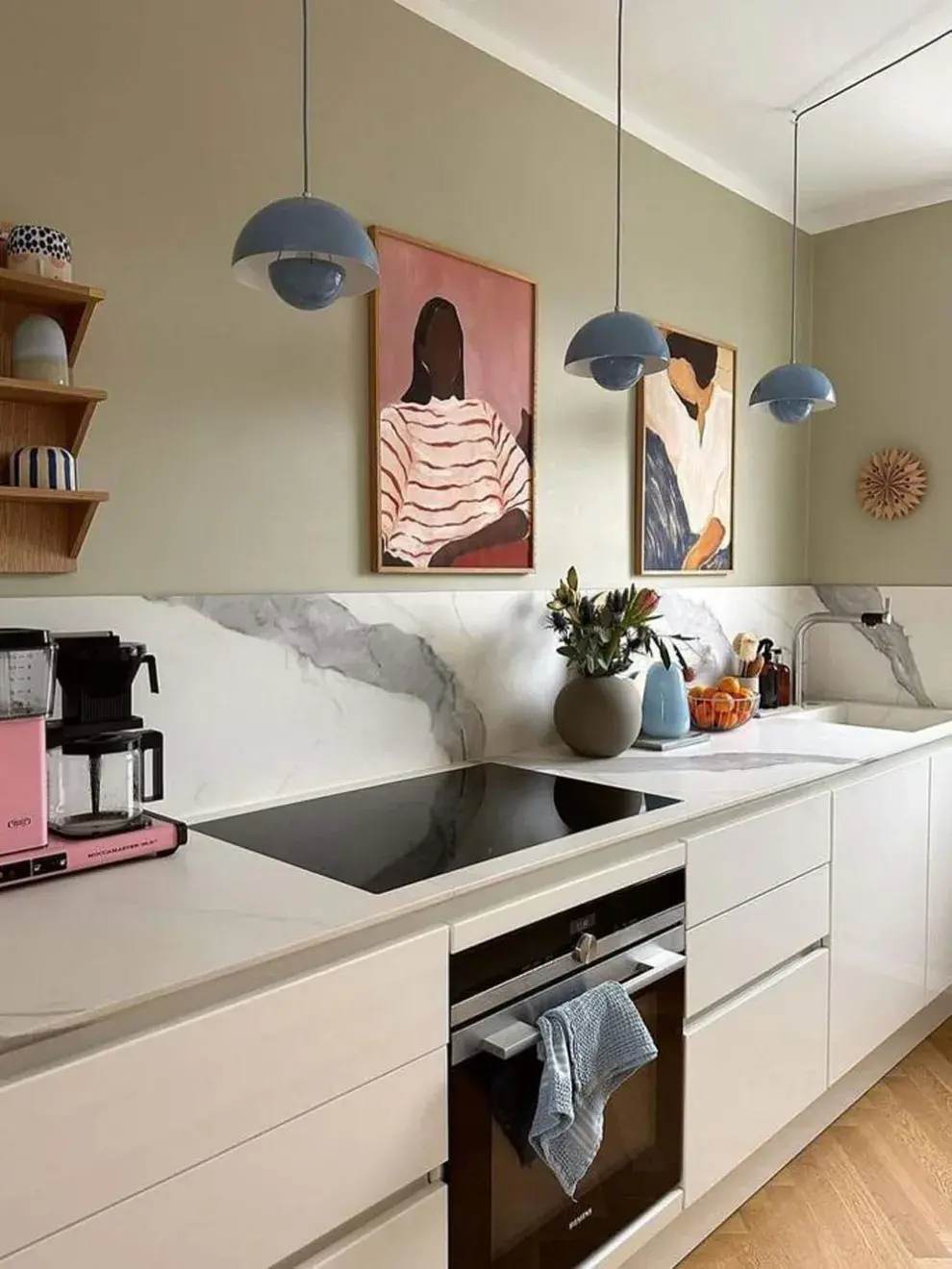 La novedad clave es dejar las paredes completamente libres. Al eliminar los muebles elevados, la cocina gana en amplitud y luminosidad.