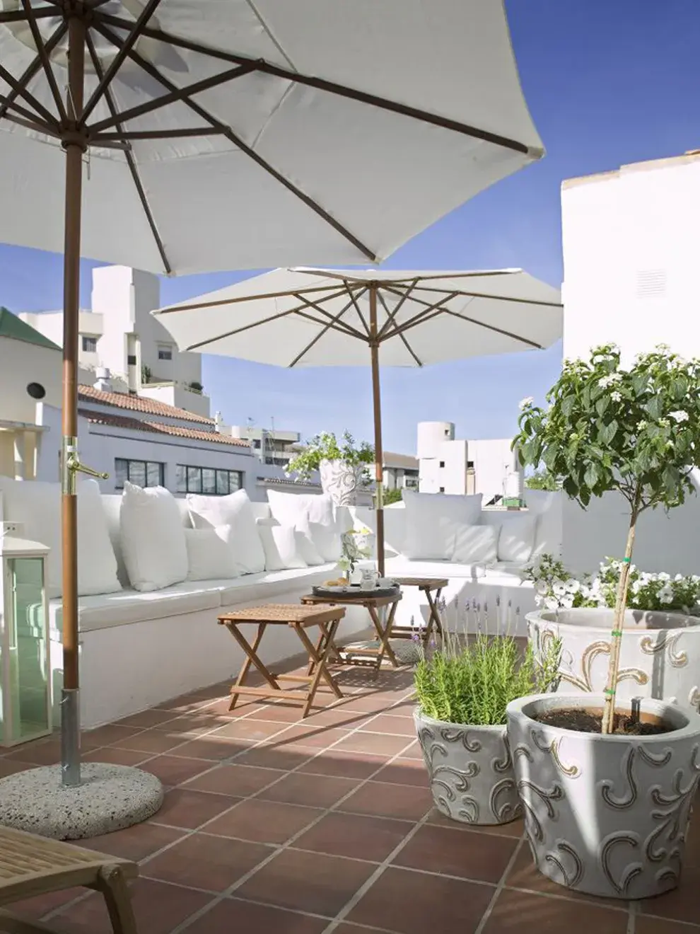 Sombrillas y parasoles: Económicos, versátiles y fáciles de mover, ideales para balcones pequeños.