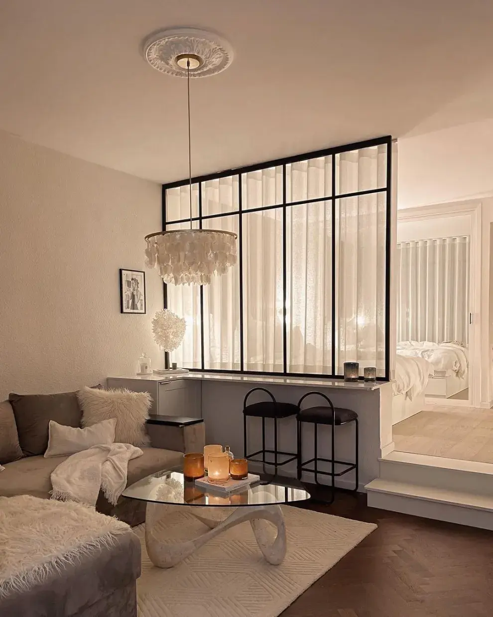 Cómo iluminar un monoambiente: ideas para crear dos espacios distintos solo con luz