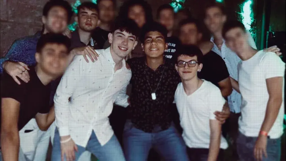 Los padres de Fernando, presentes desde el primer día, suman su voz para entender el impacto humano detrás de la tragedia.