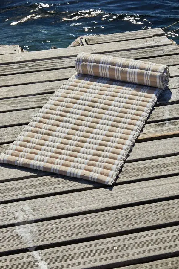 Su base impermeable impide que la humedad traspase, lo que la hace perfecta incluso después de un chapuzón.