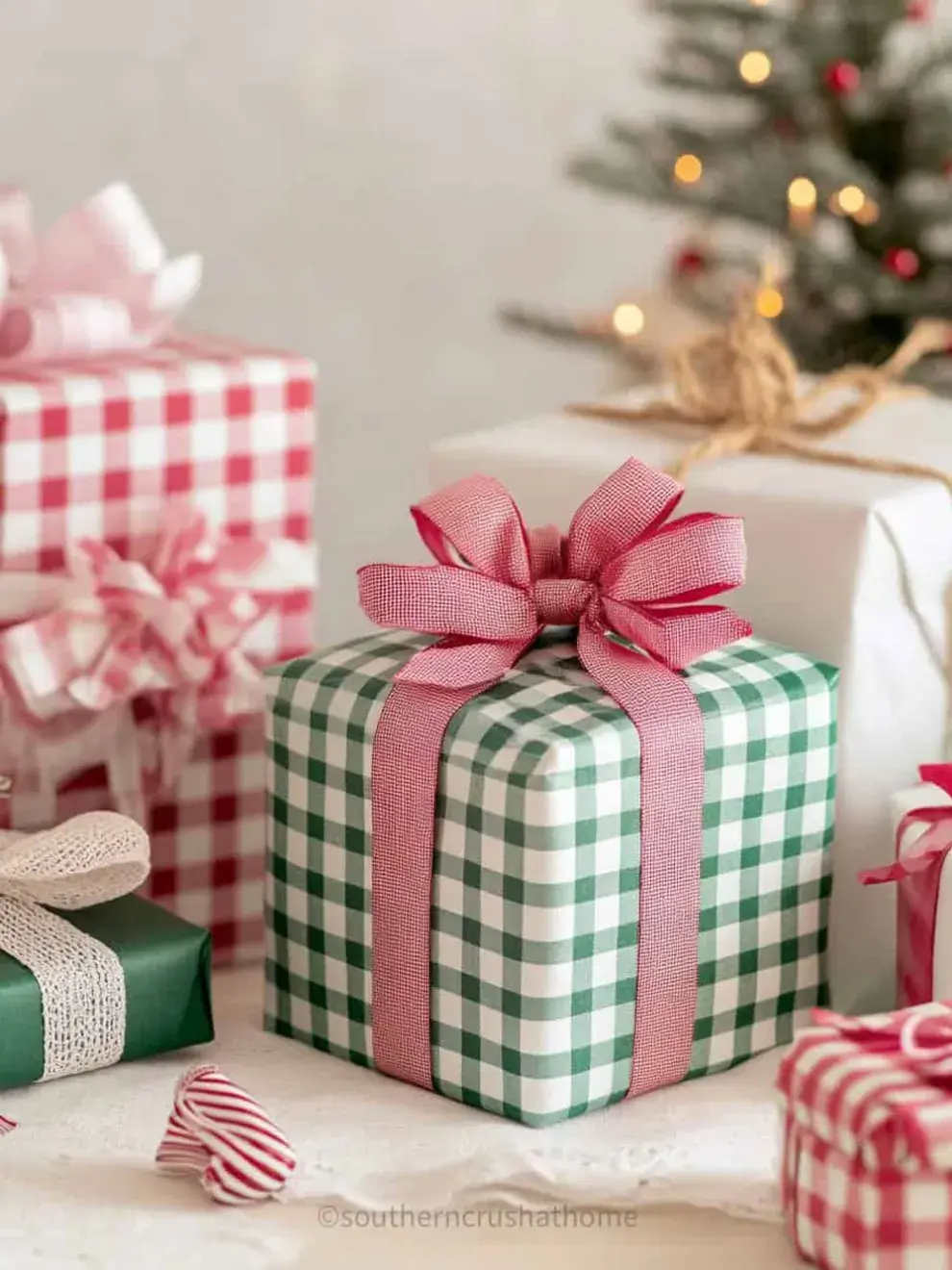 Con solo unos pocos elementos y algunos trucos básicos, tus regalos de Navidad pueden lucir modernos, prolijos y llenos de espíritu festivo.