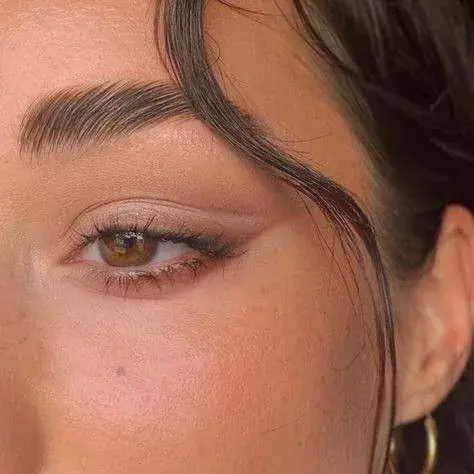 Cómo agrandar la mirada con delineador: el truco simple que transforma tus ojos al instante