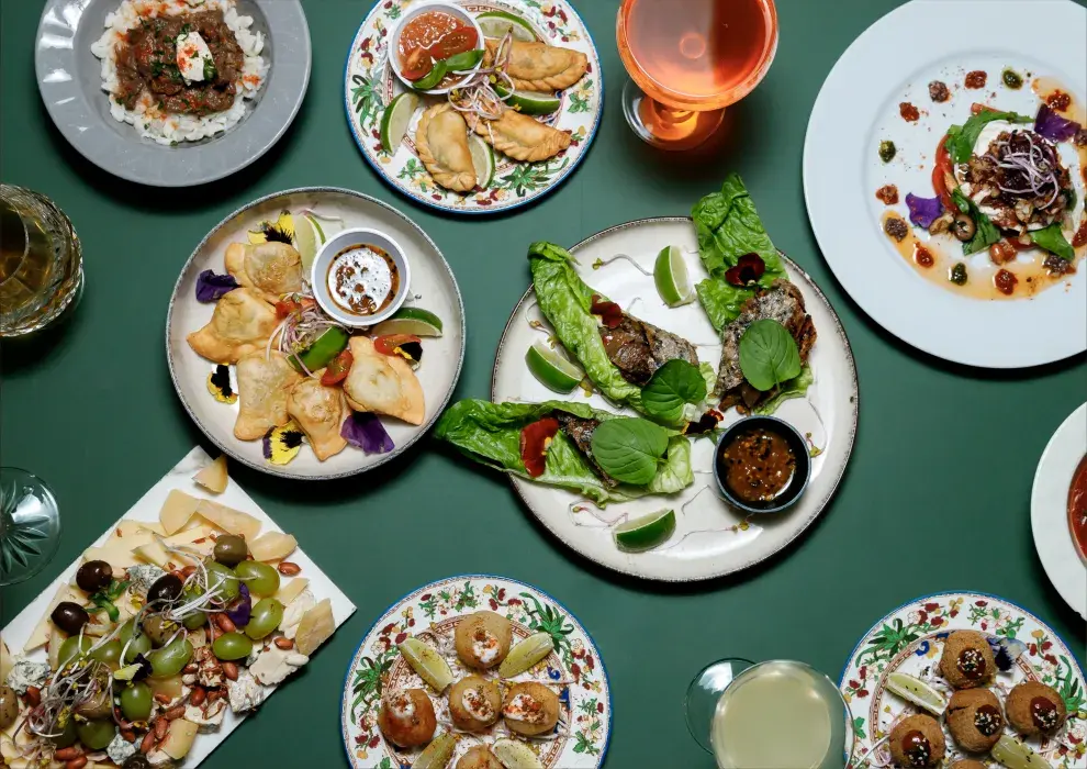 Una mesa con platos servidos en Anasagasti.