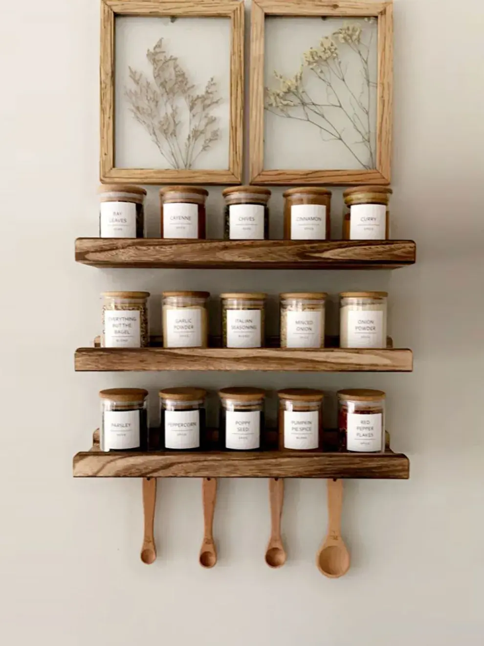 Con algunas ideas simples y bien pensadas, es posible aprovechar rincones, puertas y paredes para crear un espacio más práctico y agradable a la vista.