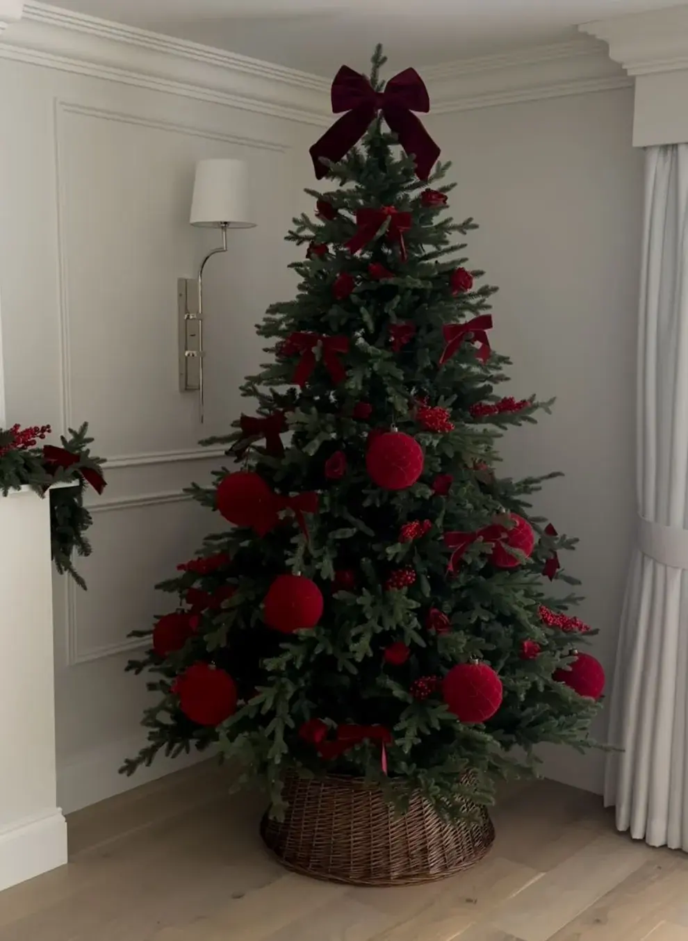 Los lazos grandes están irrumpiendo con fuerza en la decoración navideña porque conjugan estética moderna, simplicidad y calidez al mismo tiempo.