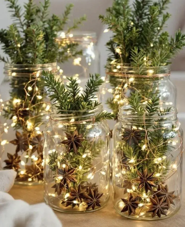 Manteles de lino, vajilla en tonos neutros y centros de mesa con ramas verdes sustituyen a los arreglos recargados.