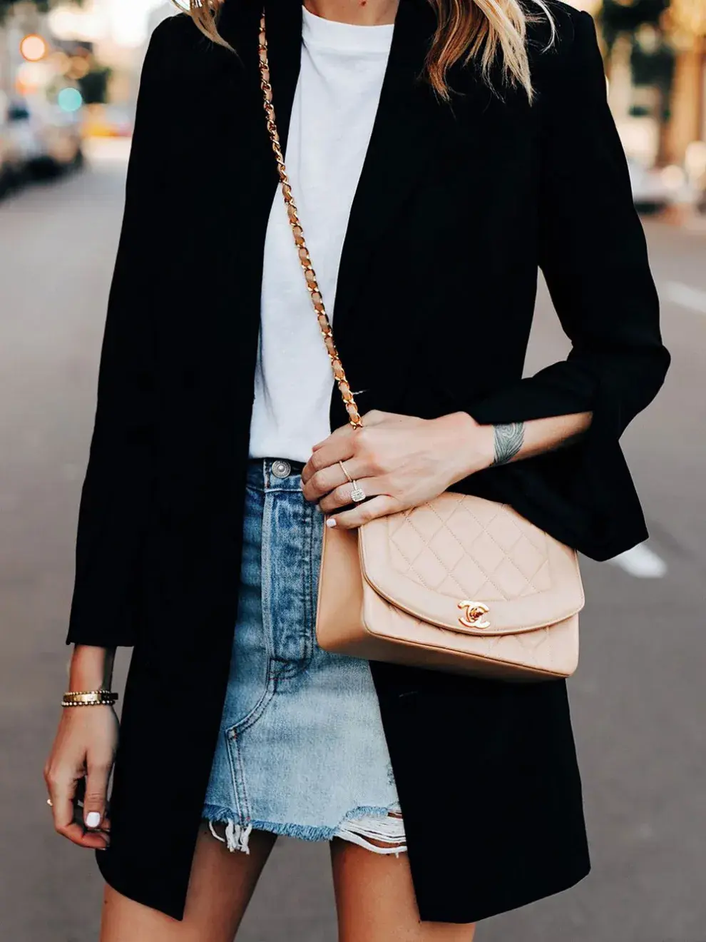 Estas nuevas carteras ofrecen la misma función que la riñonera —llevar lo esencial sin complicaciones— pero con una estética más refinada.