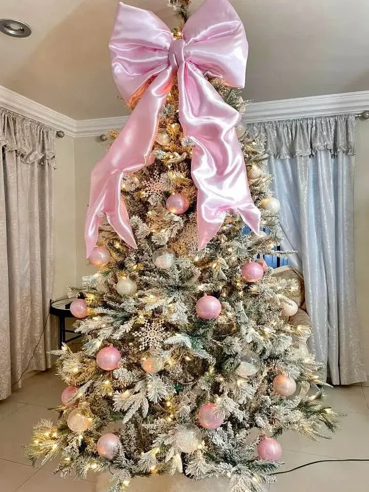 La Navidad de este año se viste de elegancia sutil y personalidad: adiós a la estrella que coronaba los árboles, y bienvenida a un lazo XXL que se alza como nuevo símbolo de estilo.