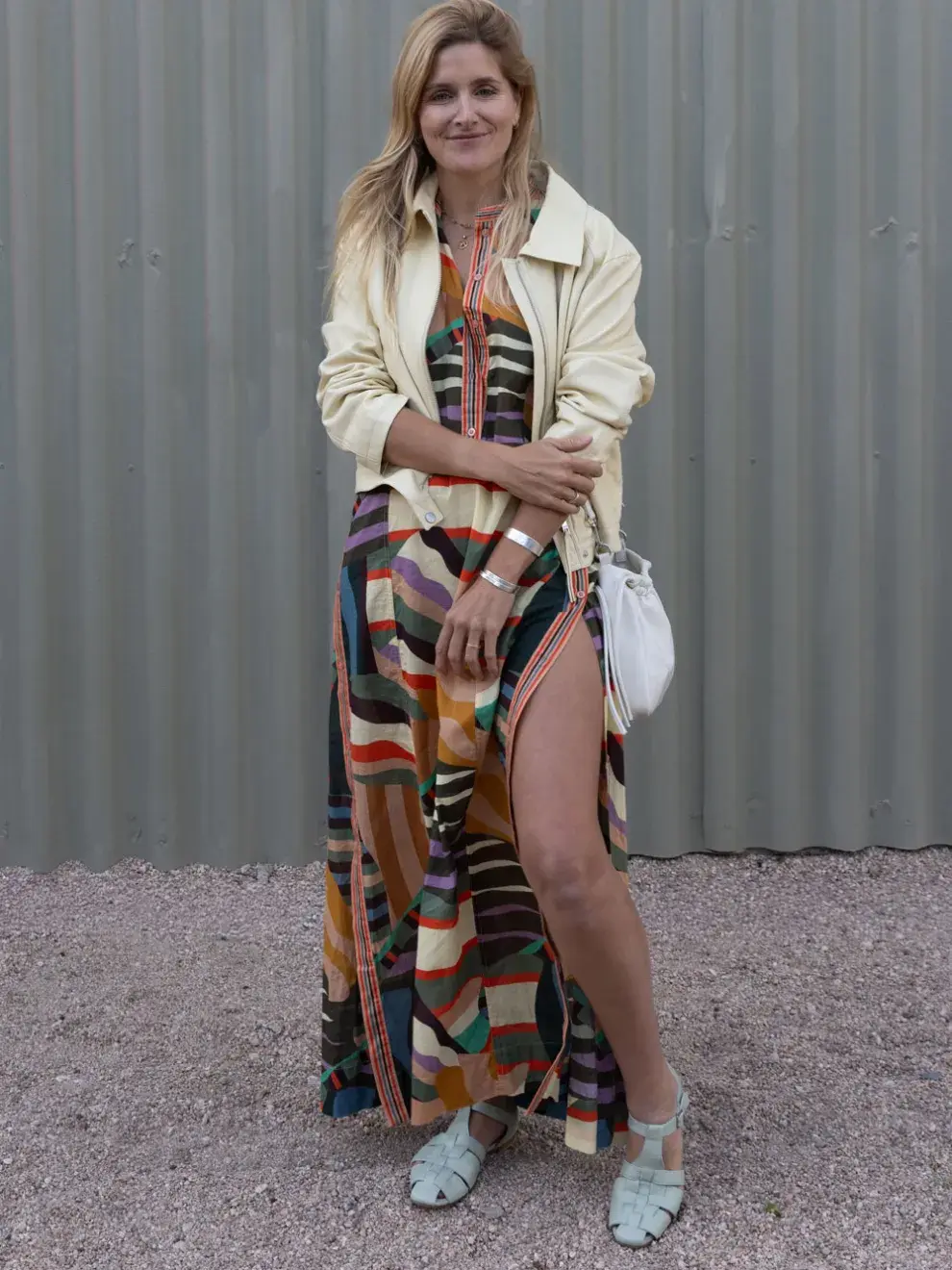 Lulu Biaus apostó por un diseño estampado con una campera color amarillo pastel