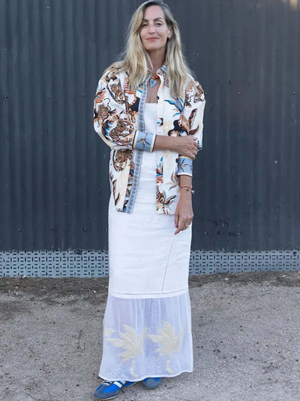Luli Balestrin con un vestido largo en color blanco y una campera estampada