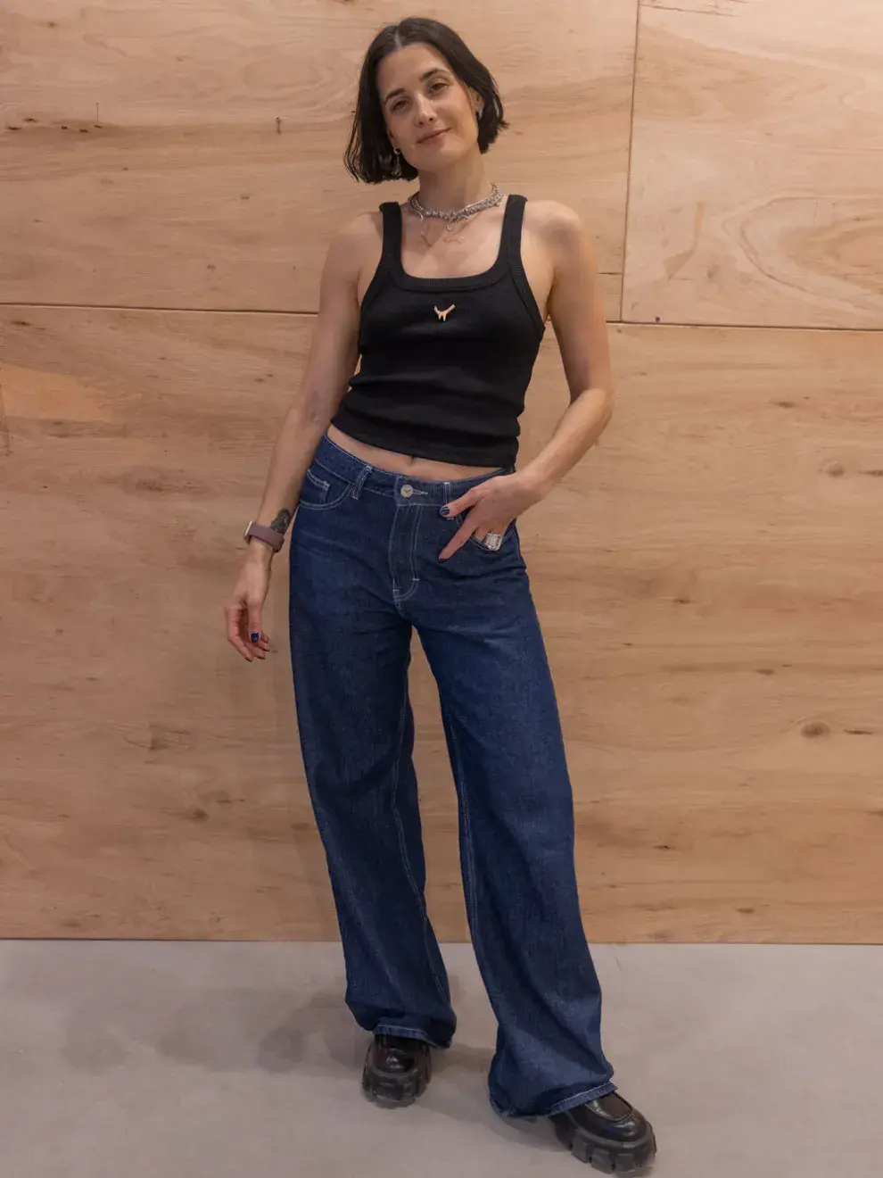 Flor Torrente con una musculosa negra y un jean oversize