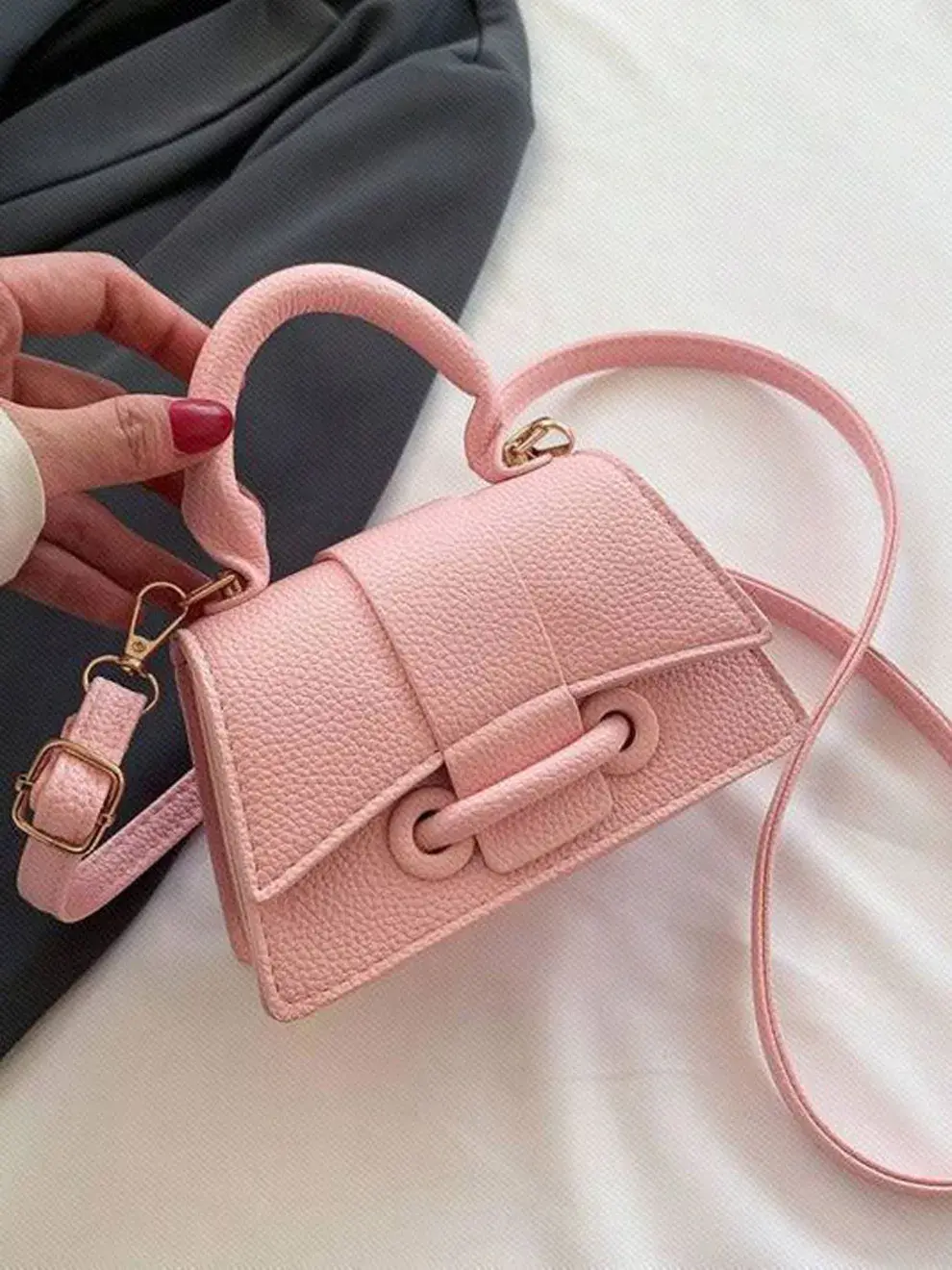 Combinala con outfits veraniegos: shorts y remera para el día; vestido liviano y sandalias para la noche. El morral funciona tanto en lo informal como en lo sofisticado.