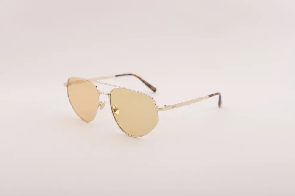 También se suma una tendencia más retro con formatos maxi lentes y la forma de los ‘low eyes’ (ojos tristes o caídos), que aportan una vibra más glam.