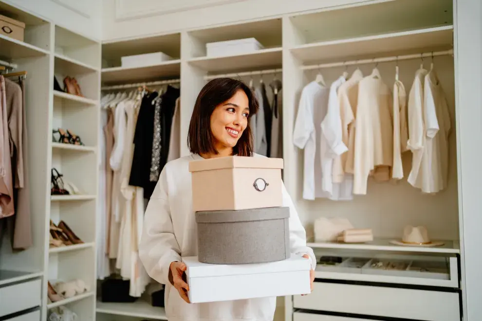 Foto de mujer ordenando ropa.