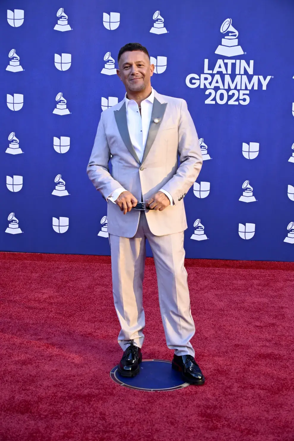 Alejandro Sanz en la alfombra roja de los Latin Grammys 2025.