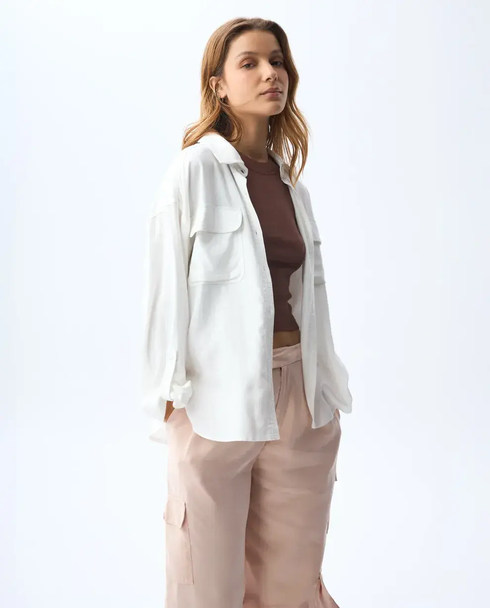 Foto de mujer con look para la oficina que puede usarse el fin de semana.