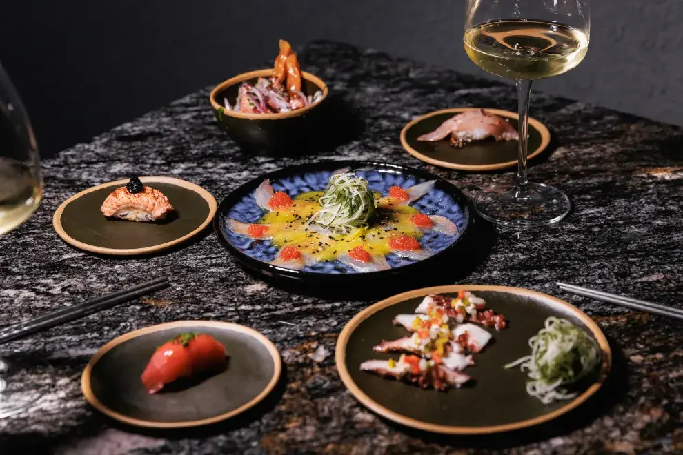 Mesa servida de omakase 