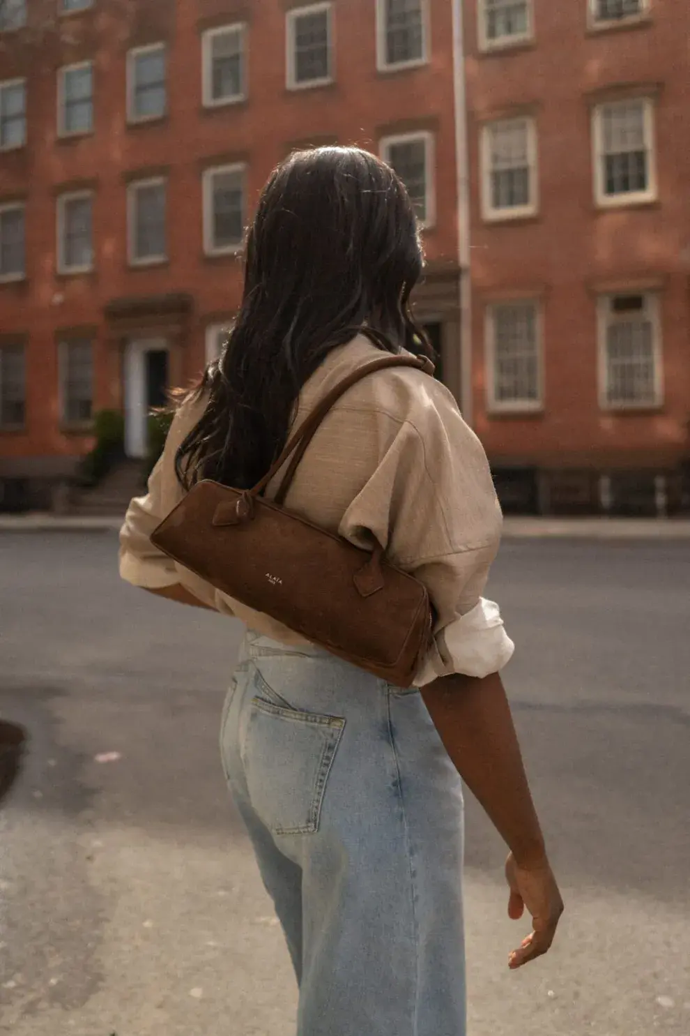 "Bolsos east west": el accesorio que será tendencia en 2026 y transforma cualquier look