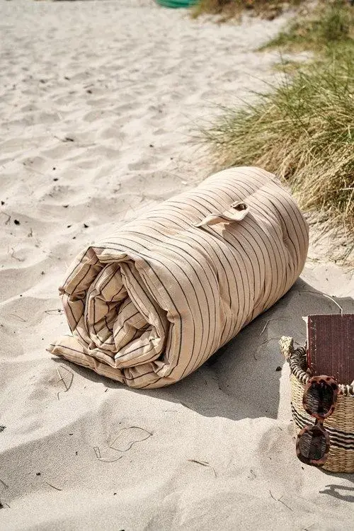 Gracias a su superficie acolchada, permite sentarse o recostarse sin sentir el calor del suelo ni las piedritas de la arena.