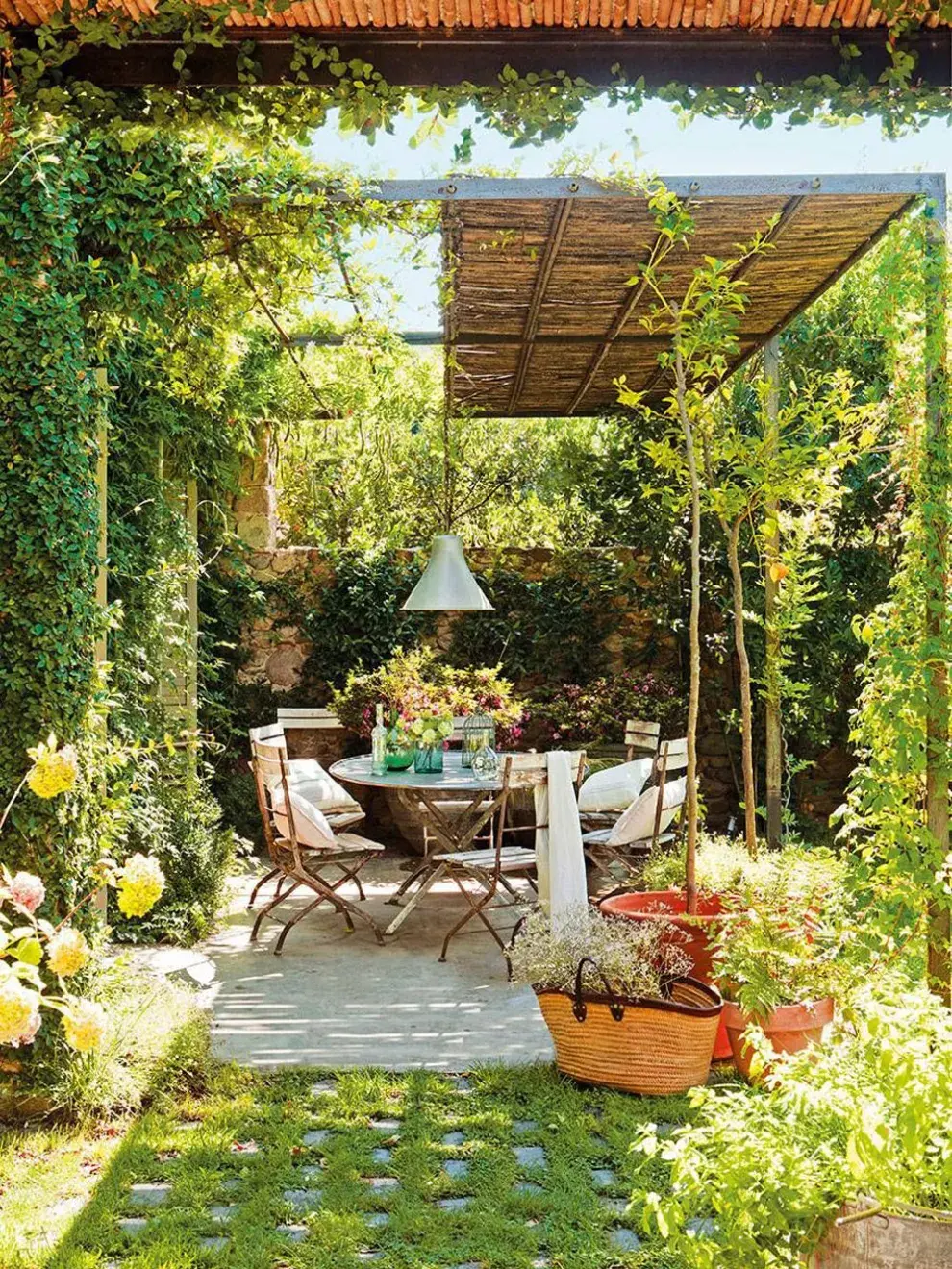 Nada transforma más un espacio al aire libre que las plantas.