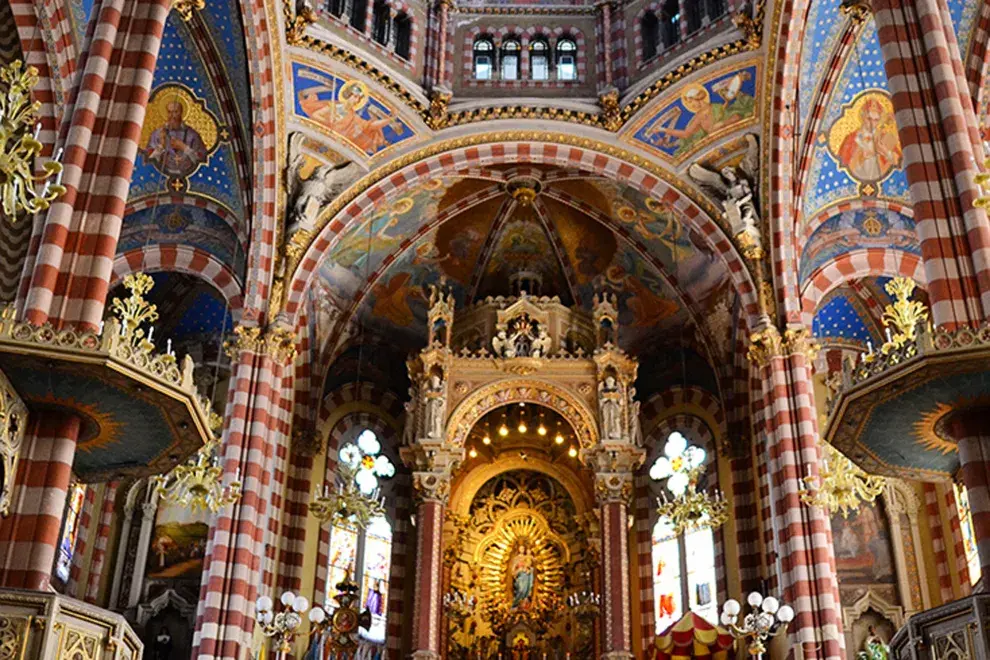 Este año, 100 templos abrirán sus puertas para compartir su patrimonio histórico y cultural, convirtiendo la noche en un espacio de intercambio, reflexión y encuentro.