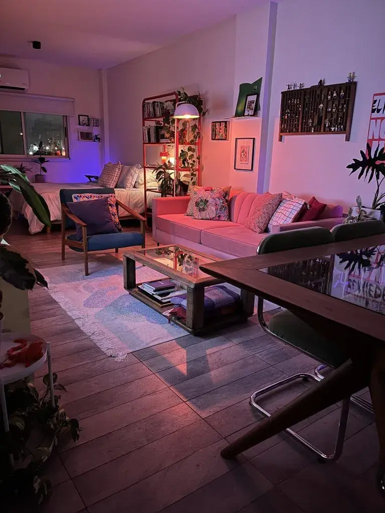 Cómo iluminar un monoambiente: ideas para crear dos espacios distintos solo con luz