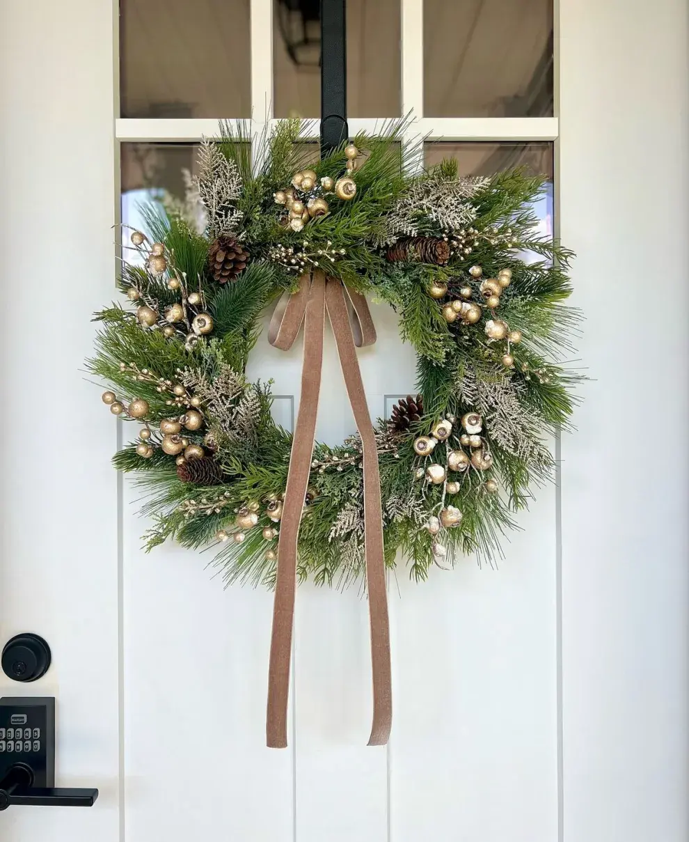 Podés sumarle moños, luces y decoración reciclada del árbol navideño.