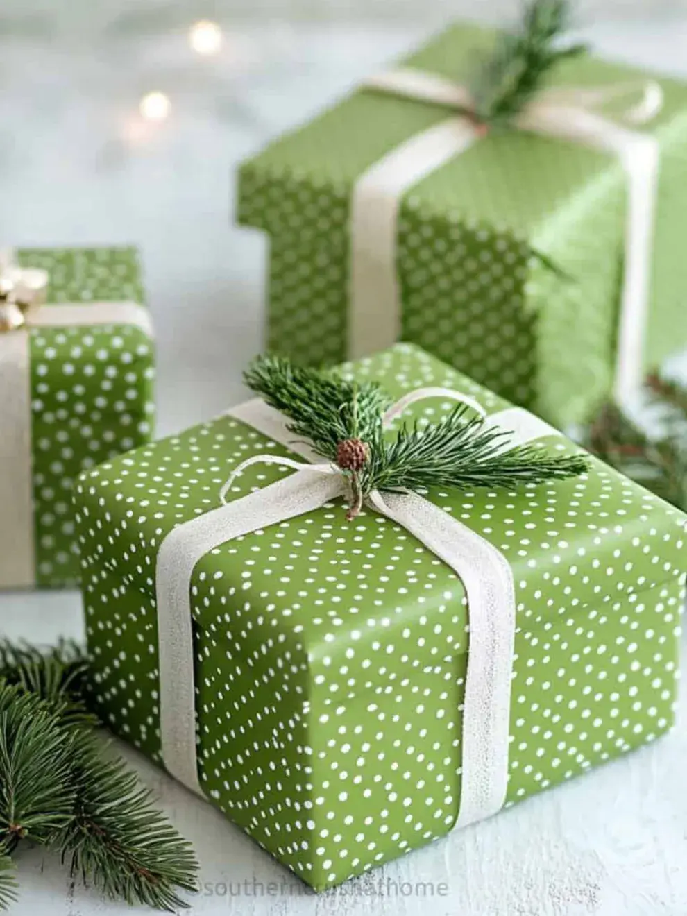 La Navidad invita a sumar pequeños detalles con encanto: un mini adorno colgante, un sticker temático, una foto Polaroid o un mensaje escrito a mano.